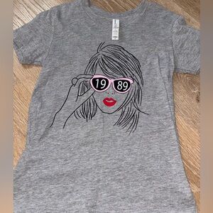 Taylor Swift girls graphic tshirt size small (6/8)
